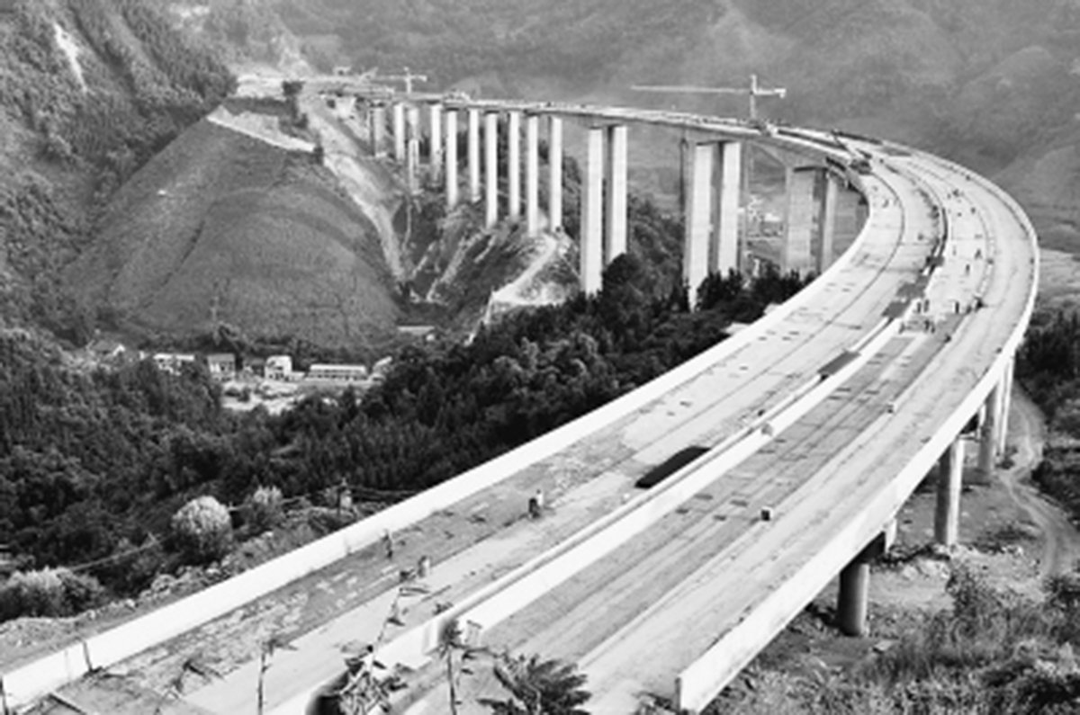 　　俯瞰建設中的拉會高架大橋，“C”字形蔚為壯觀。.jpg